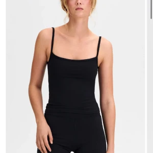 Lxa linne - Säljer ett helt nytt linne från lxa, endast testat. Hann inte skicka tillbaka så säljer det istället! Nypris 490, säljer för 250 eller bud.