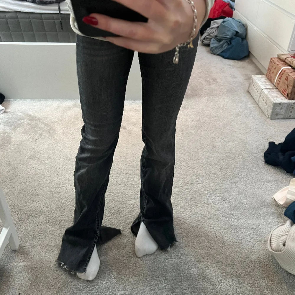 Svarta bootcut jeans med slits! 🌟🌟. Jeans & Byxor.