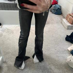 Svarta bootcut jeans med slits! 🌟🌟