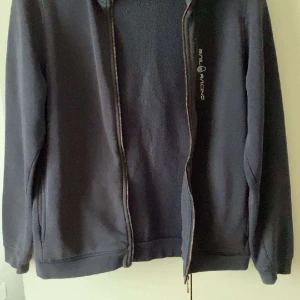 Sail Racing Kofta - En jätte fin kofta som är i perkeft skick