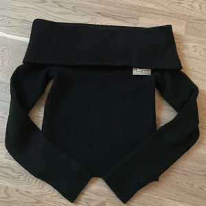 Off shoulder tröja - Säljer den här stickade tröjan från hm eftersom jag aldrig använt den. Lappen finns kvar. 💗