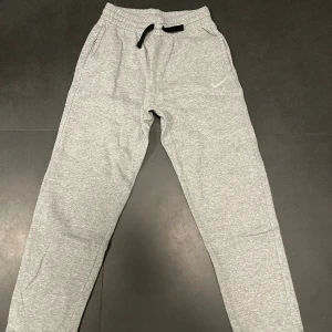 Nike mjukisbyxor  - Säljer nu mina Nike mjukisbyxor som knappt är använda för att dom har blivit för små för mig. Skick 10/10 och abslout inget fel på dom. 