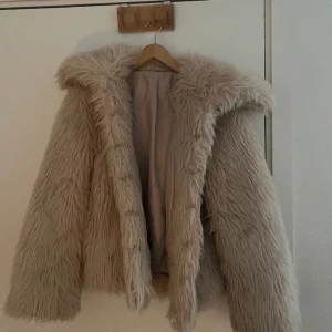 Exklusiv pälsjacka - Jättefin och rejäl pälsjacka. Använd fåtal gånger💕köpt förra vintern och använd runt ett 10-tal gånger.