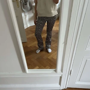 Snygga jeans  - Så snygga byxor i ormskinn