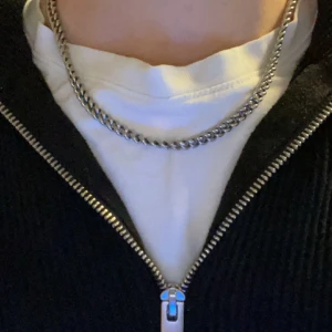 Silverhalsband - Ett fina silverhalsban av äkta silver. Ny pris 1250kr säljer för 500kr. Jätte bra skick, ser ut som ny.