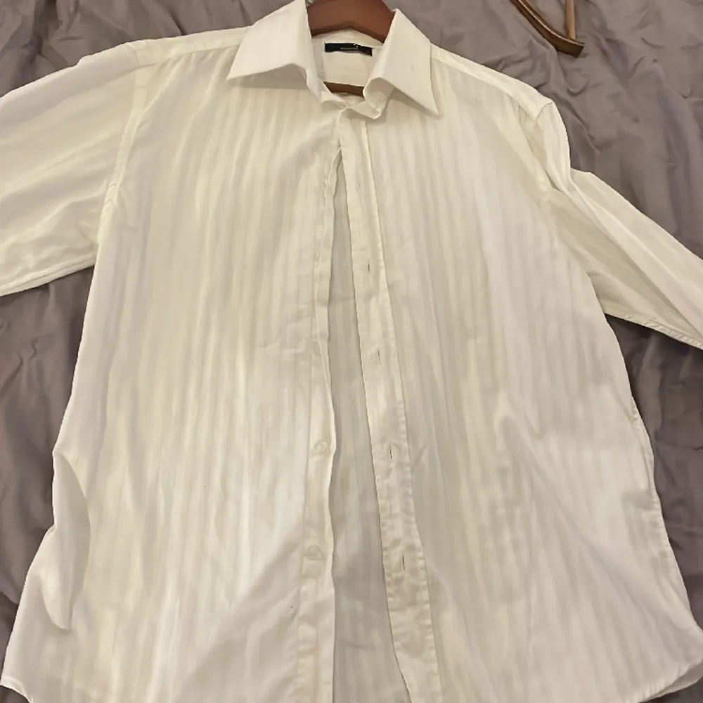 Vit Selected skjorta i XL.  Finns att hämta i södra Stockholm, kan annars fraktas (köparen står för frakt). Skjortor.