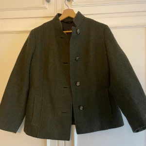 Mörkgrön kappa - Så himla fin mörkgrönkappa. I perfekt skick! Är köpt secondhand och har inga lappar så är osäker på storlek. Men är för kort i ärmarna för mig som är 178 cm och brukar ha M i jackor. Skulle säga att den passar en S och någon kortare än mig :) 