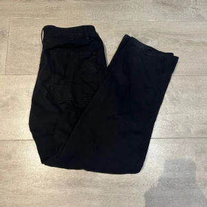 Straight jeans - Säljer dessa svarta jeans i god kvalite Pris kan diskuteras 