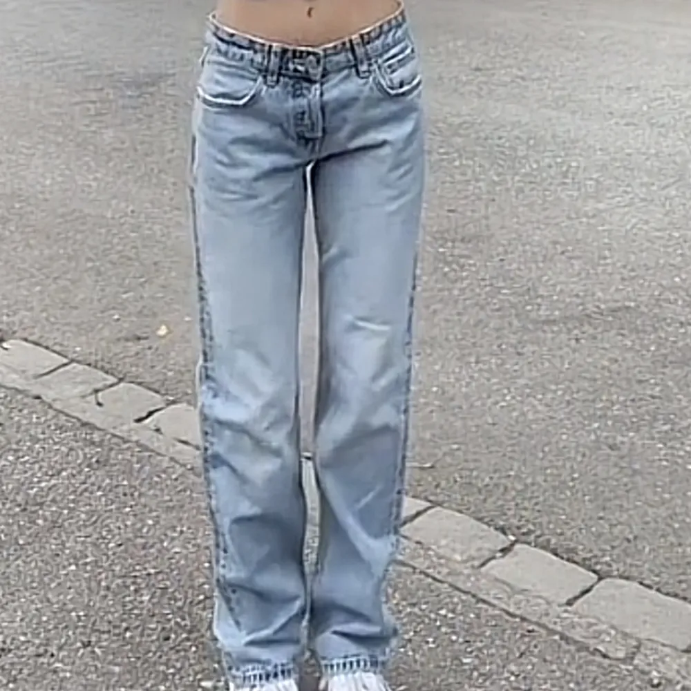 Low/mid waist jeans från zara! Säljer billigt för att jag behöver pengar, dem är i bra skick!❤️. Jeans & Byxor.