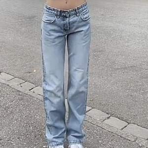 Low/mid waist jeans från zara! Säljer billigt för att jag behöver pengar, dem är i bra skick!❤️