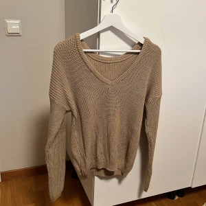 Biege stickad med v-ringning - Superfint skick och använd väldigt få gånger, köptes på NAKD. Har en likadan i grå som jag använt väldigt mycket och den håller tvätt efter tvätt! Super mjuk 🥰