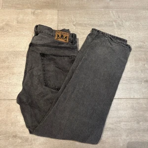 Loose fit jeans - Säljer dessa gråa jeans i bra kvalite  Priset kan diskuteras