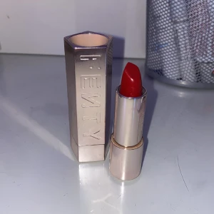 Fenty beauty läppstift - HELT OANVÄNT! Säljer då rött inte är min färg, fick i min kalender och använder inte heller läppstift så vill någon köpa hade det varit jättebra❤️nypris är 289.