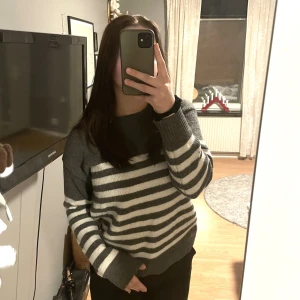 Stickad tröja - Superskön randig stickad tröja i storlek S, köparen står för frakten! :)