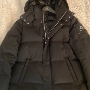 Moose Knuckles jacka  - Storlek XL men passar L nästan helt ny bara seriösa köpare 