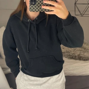 Svart hoodie från BikBok - Svart hoodie från Bikbok i storlek XS. Säljer pga använder inte. Fickan har lossnat lite längst ut men inget som syns (se bild)🖤 