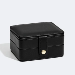 Smyckeskrin  - Ett litet svart läder smyckeskrin som är jättepraktiskt om man t.ex reser