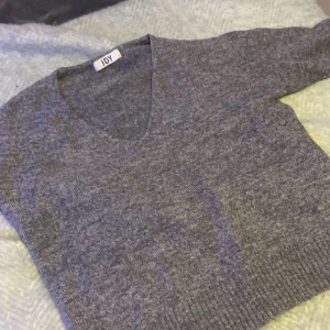 Stickad tröja - Sååå fin stickad grå tröja i väldigt fint skick. STL XS. 