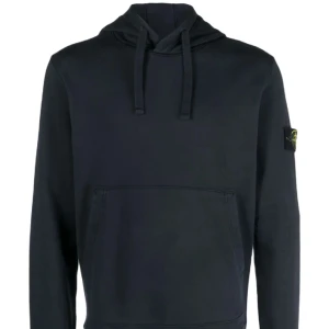 Stone island hoodie - Säljer min svarta stone island hoodie då den är för liten. Storlek S och otroligt fräsch då den är knappt änvänd. Såklart är den äkta. Nyrpis ligger på runt 3000-3500kr