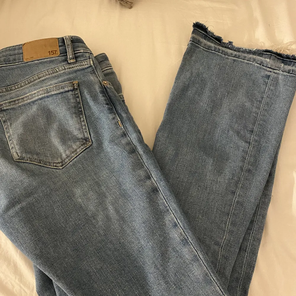 Säljer dessa super fina Lager 157 jeansen i storlek S. Dem är lågmidjade och utsvängda. Har sprätt up dem då de blir bättre i längden för mig som är 166cm. Jeans & Byxor.