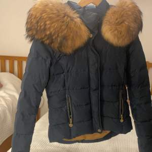 Säljer min fina vinter/höst jacka i väldigt bra kvalitet från Moris i storlek small. Pris kan diskuteras. 