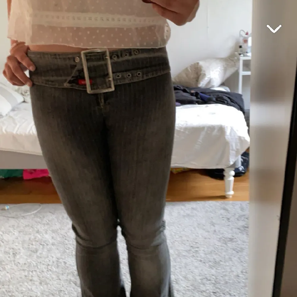 säljer dessa döööö snygga jeans utan bakfickor🥹🥹🥰säljer då de är lite för korta och tjata på mig🥹de är dock ganska stretchigt material🥰❤️köpta på humana💝💝. Jeans & Byxor.