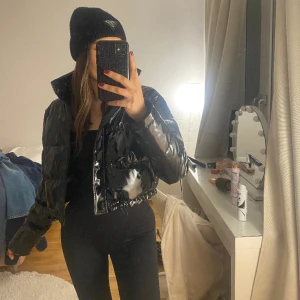 JACKA - knappt använd har en Luva till man kan ta av och på. 