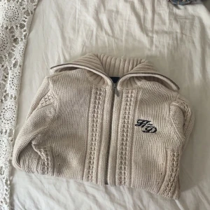 Harley Davidson zipup - Harley davidson zipup, bra kvalitet och material. Den glittrar lite. Superskön men kommer inte till användning.