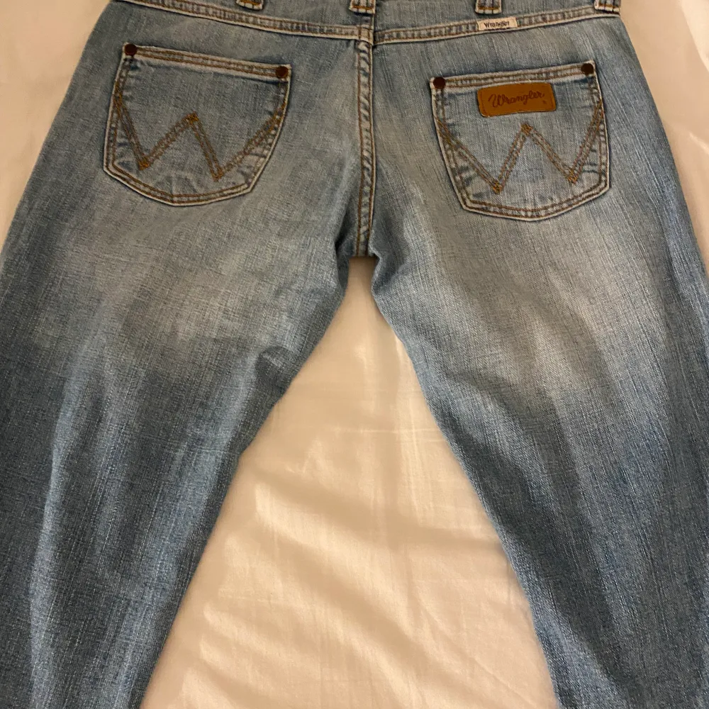 Säljer dessa super fina Wrangler jeans då dem ej kommer till användning. Jag är 166cm och dem är perfekta i längden och lågmidjade!. Jeans & Byxor.