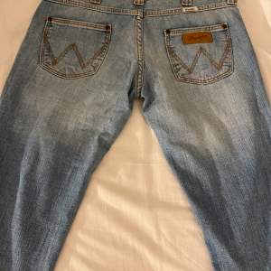Säljer dessa super fina Wrangler jeans då dem ej kommer till användning. Jag är 166cm och dem är perfekta i längden och lågmidjade!