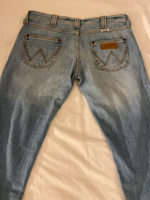Wrangler jeans - Säljer dessa super fina Wrangler jeans då dem ej kommer till användning. Jag är 166cm och dem är perfekta i längden och lågmidjade!