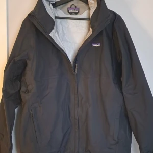 PATAGONIA JACKA  - Säljer nu min Patagonien jacka som jag haft i ungefär 1 år. Bara använd Max 10 gånger. Vind och regntät. Väldigt bra skick inga fläckar eller märken