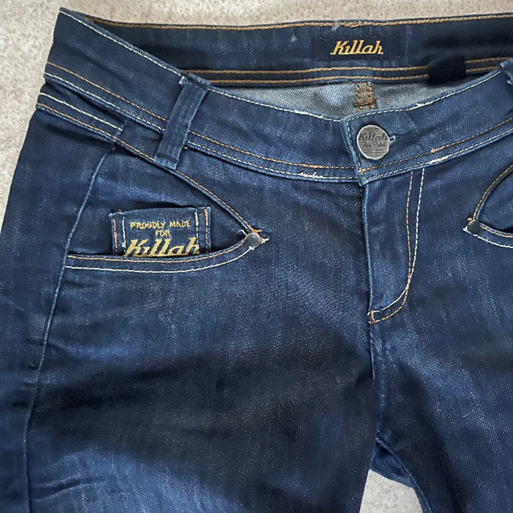 Lågmidjade jeans och har aldrig använt då de är för stora i midjan.  Från grenen till foten, 84cm. . Jeans & Byxor.
