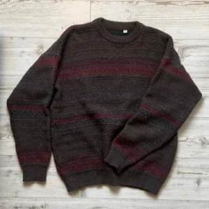 Vintage grandpa sweater - Nu säljer jag min riktigt fina vintage grandpa sweater 🍄🪴Den är grovstickad och tjock! Storlek 52/L. Jag på andra bilden är 175cm lång och den sitter oversized på mig 🖤