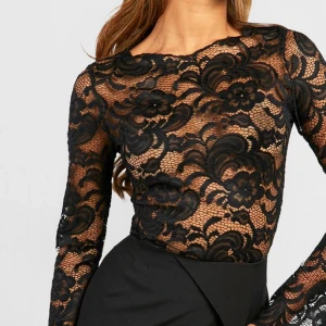 Spets topp - Säljer denna spets topp köpt från boohoo. Aldrig använd. Liten i storlek så storlek m är som storlek xs/s❤️❤️