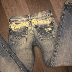 Lowrise bootcut jeans  - Säljer mina lågmidjade jeans från replay liten storlek 27, skulle säga att dom passar storlek 25 eller liten 26, då jag har vanligen 27 och får inte upp dem över rumpan ,  midjemått rakt över är  35 cm & innerbensmått 77 cm. Snygga detaljer, unika jeans. 