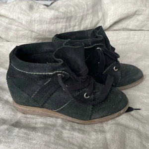 Isabel marant skor - Isabel marant sneakers i modellen Bobby🥰 endast använda ett fåtal gånger så som nya!