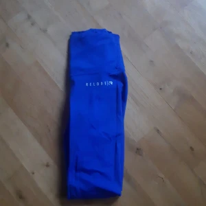 Träningstights Relode📦📦 - Träningstights från Relode i fint skick. Sitter på plats under både löpning och styrketräning. Hög midja, inte genomskinliga.  Skickas med spårbar frakt som betalas av köparen📦