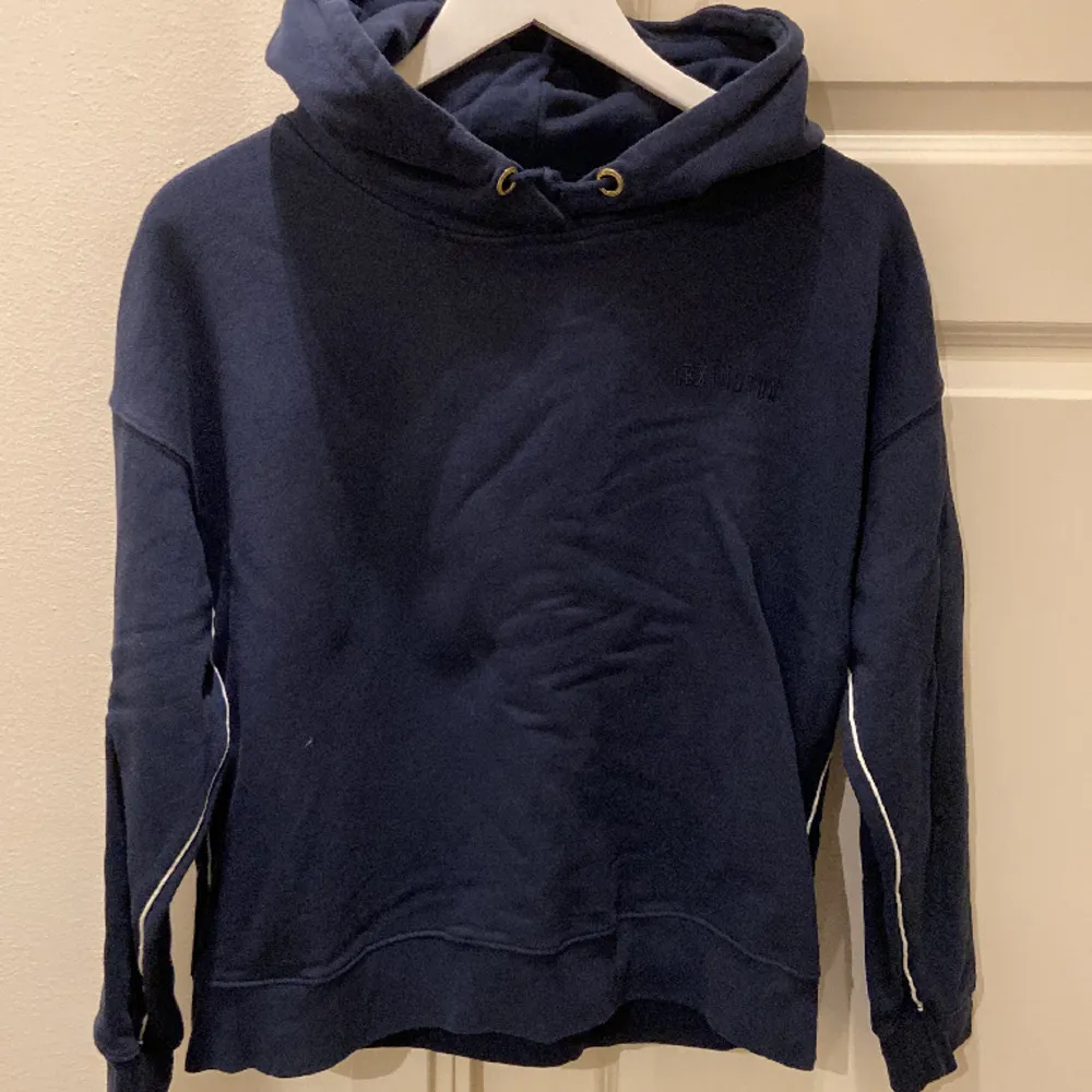 Säljer min jätte fin lexington hoodie då den inte används, den är använd typ en gång, nästan helt ny. . Hoodies.