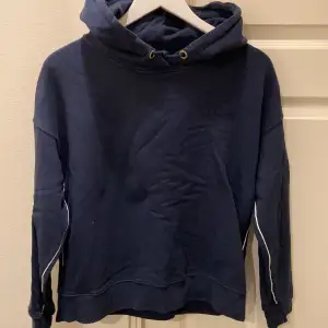 Säljer min jätte fin lexington hoodie då den inte används, den är använd typ en gång, nästan helt ny. 