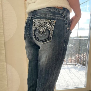 lågmidjade jeans - Hej! säljer mina lågmidjade,  bootcut jeans jag fick hem nyss, men dom var tyvärr förstora för mig… Väldigt lika Miss Me i söm, fickor & passform. skriv vid frågor ❤️Bilderna på är från förra ägaren ⚡️
