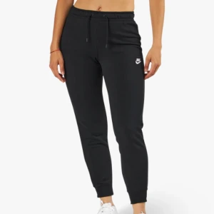 Nike byxor - Säljer nu mina älskade Nike byxor i storlek XS. Lite tecken på användning vid knapparna där snörerna sitter, annars inga skador. Bilderna är lånade, kan skicka egna om det önskas.🥰