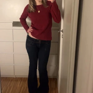 Röd långärmad ribbad tröja - Säljer denna jättesöta och trendiga röda långärmade och ribbade tröja 🫶 säljer då den tyvärr inte kommer till användning. Inga defekter 😋