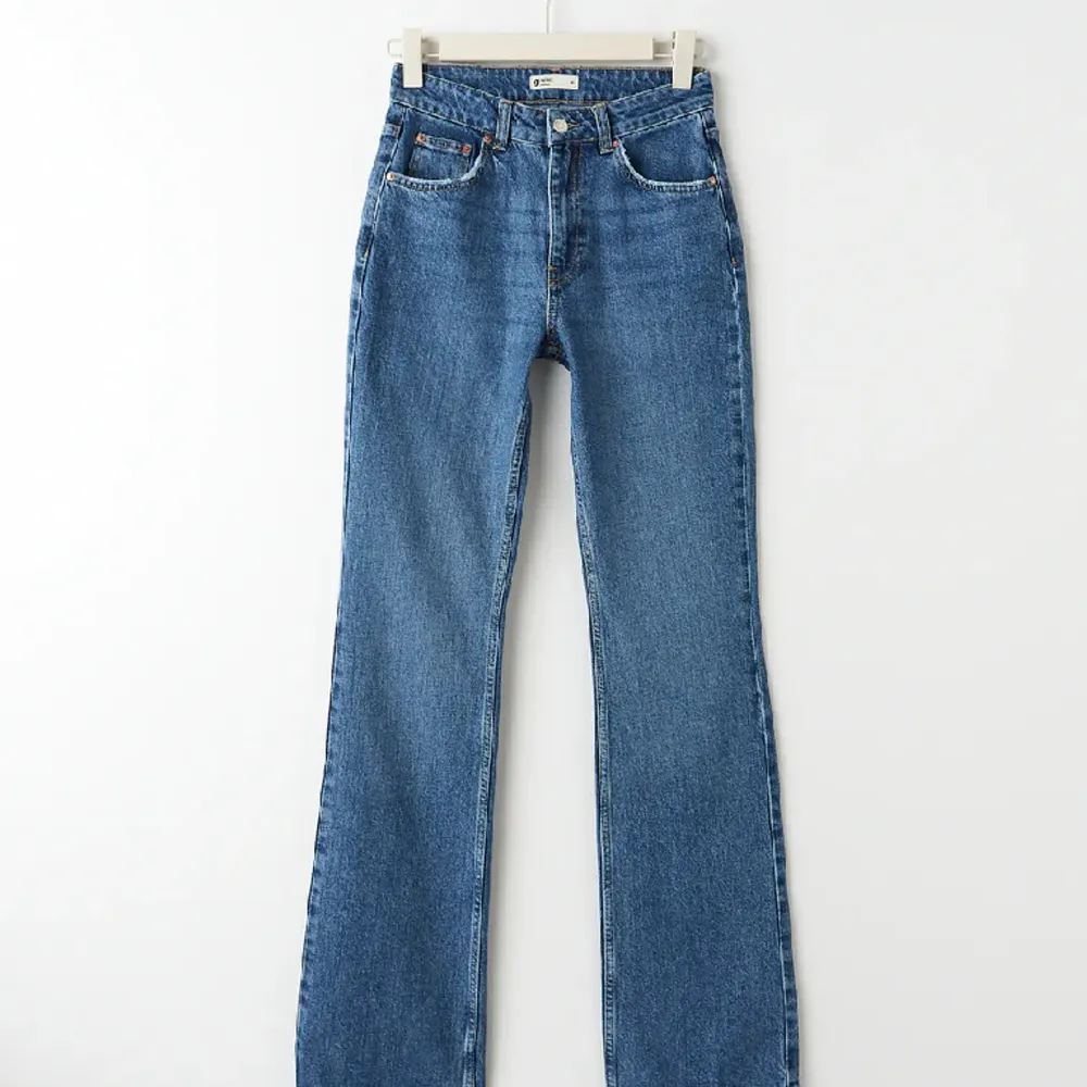 Skit snygga jeans från Gina tricot storlek 36 passar mig som är 170 säljer för att dom inte kommer till användning.(priset kan diskuteras)💗🫶. Jeans & Byxor.