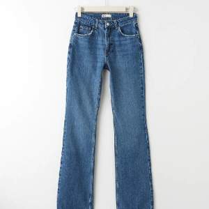 Skit snygga jeans från Gina tricot storlek 36 passar mig som är 170 säljer för att dom inte kommer till användning.(priset kan diskuteras)💗🫶