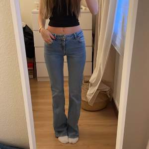 Jeans i modellen bootcut low waist jeans från zara i strl 32, nästan aldrig använda, väldigt stretchiga 💗