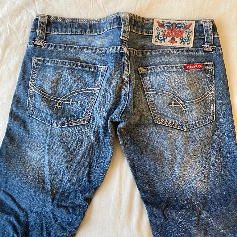 Snygga lågmidjade jeans med fina detaljer på knappen och fickorna⭐️midjemått: 40cm rakt över  Innerbenslängd: 83cm. Jeans & Byxor.