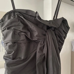 Fest Klänning ny  - Finns flera bilder Med fina detaljer  Oanvänd 