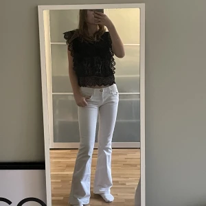 Vita lågmidjade jeans - Så fina lågmidjade jeans. Bootcut. Använda två gånger tror jag. Säljer då de inte passar mig så jättebra. Har sytt upp dem så de passar mig som är 165 ungefär. Skriv privat för mått eller andra frågor. Använd gärna köp nu🫶🫶