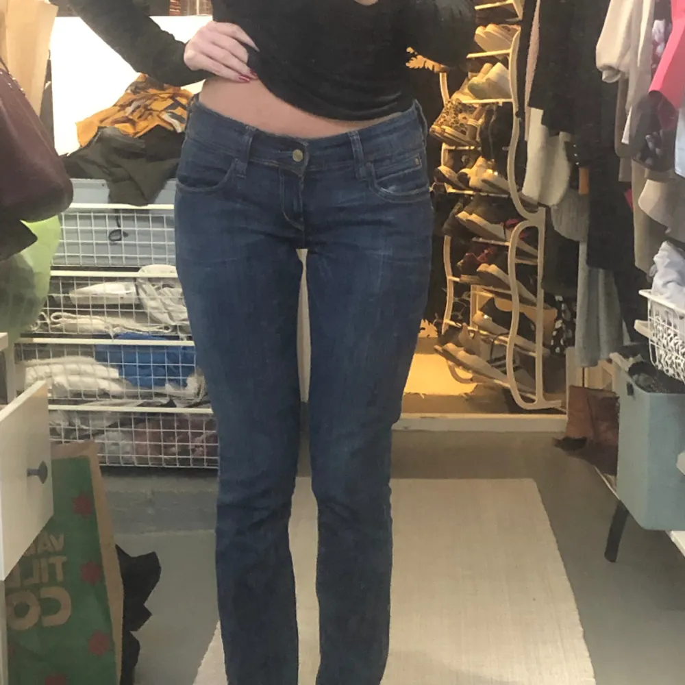 Skitsnygga Levis jeans som passar perfekt till vinteroutfits👜👖perfekt längd på mig som är 170 cm. Jeans & Byxor.